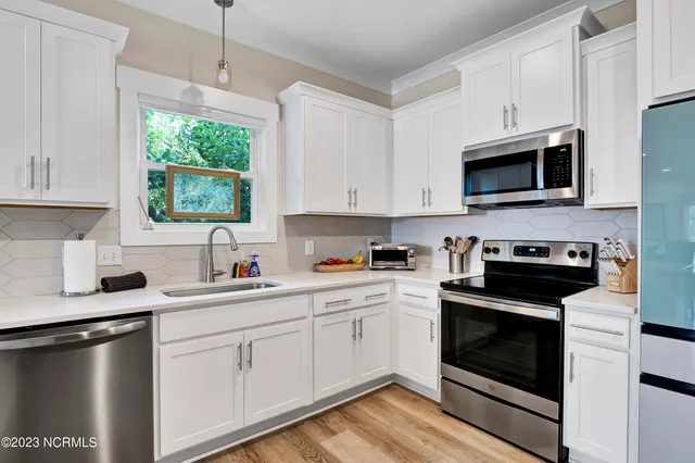 $3,000 | 305 Fayetteville Avenue, Unit 1, Carolina Beach, NC 28428