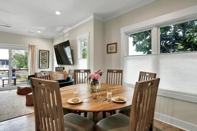 $3,000 | 305 Fayetteville Avenue, Unit 1, Carolina Beach, NC 28428