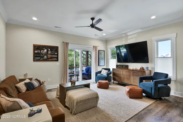 $3,000 | 305 Fayetteville Avenue, Unit 1, Carolina Beach, NC 28428