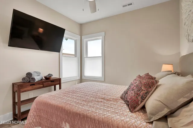 $3,000 | 305 Fayetteville Avenue, Unit 1, Carolina Beach, NC 28428