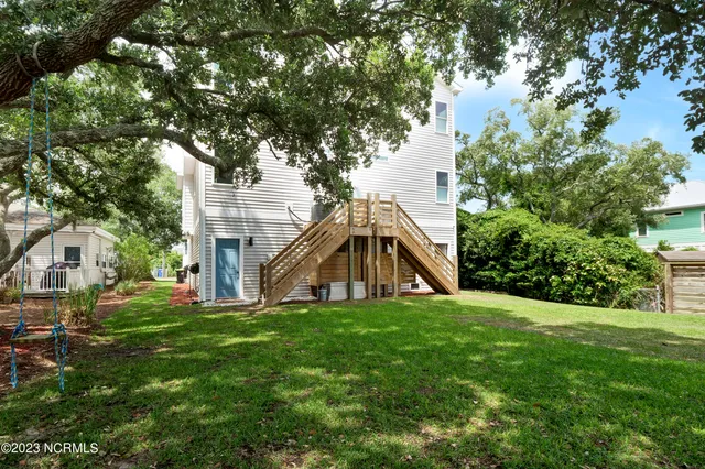 $3,000 | 305 Fayetteville Avenue, Unit 1, Carolina Beach, NC 28428