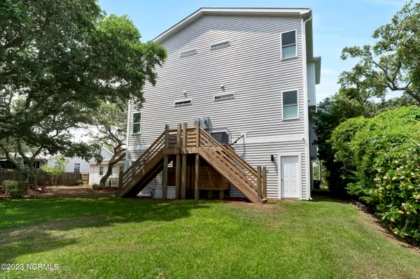 $3,000 | 305 Fayetteville Avenue, Unit 1, Carolina Beach, NC 28428