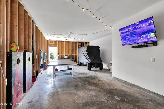 $3,000 | 305 Fayetteville Avenue, Unit 1, Carolina Beach, NC 28428