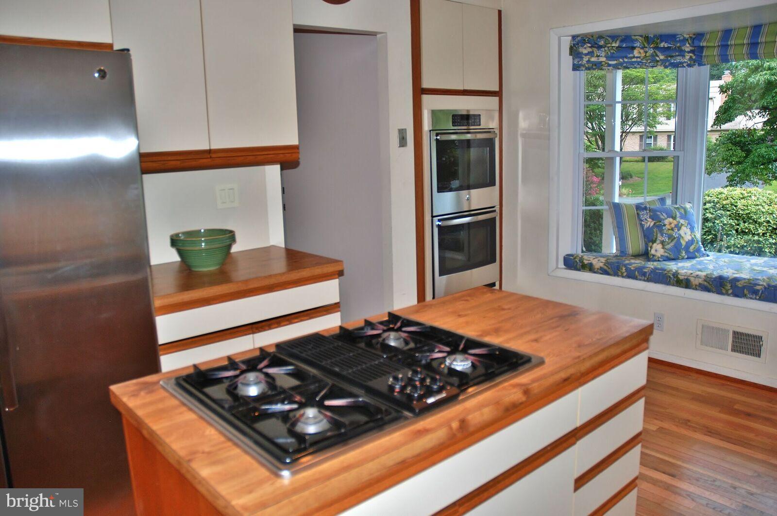 605 Cobblestone Court Silver Spring, MD 20905 - Photo 14 of 25 Kitchen