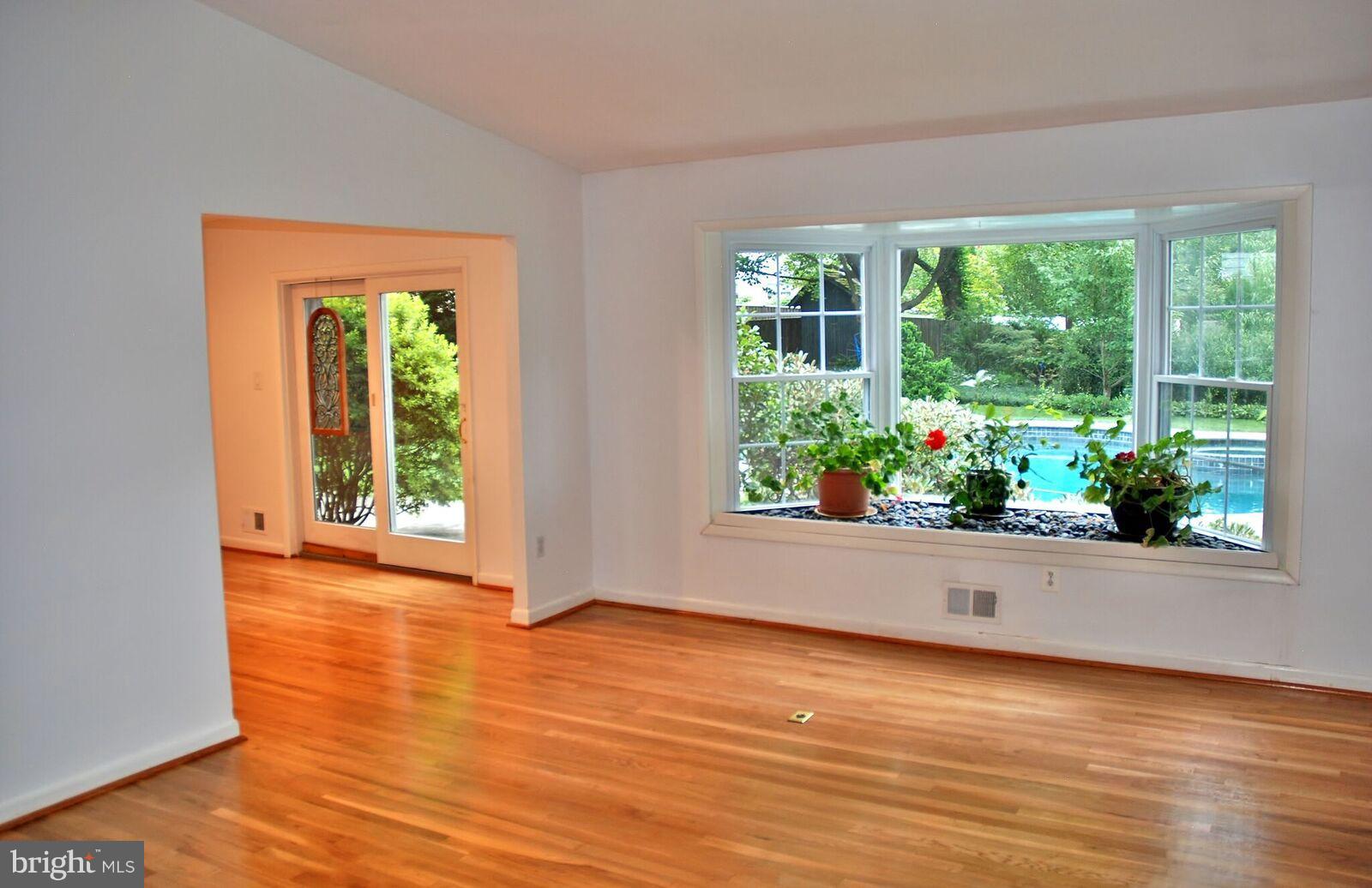 605 Cobblestone Court Silver Spring, MD 20905 - Photo 5 of 25 Living Room