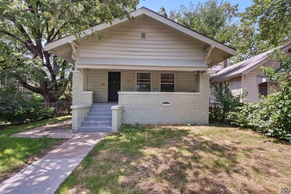 $195,000 | 631 Southwest Lindenwood Avenue, Topeka, KS 66606