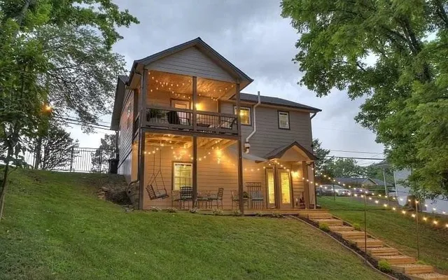 $2,300 | 529 East 2nd Street, Blue Ridge, GA 30513