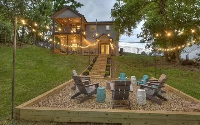 $2,300 | 529 East 2nd Street, Blue Ridge, GA 30513