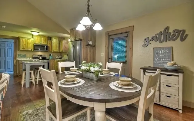 $2,300 | 529 East 2nd Street, Blue Ridge, GA 30513