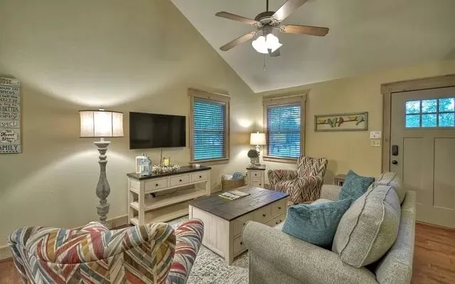 $2,300 | 529 East 2nd Street, Blue Ridge, GA 30513