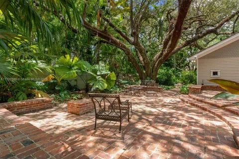 a view of a house with backyard