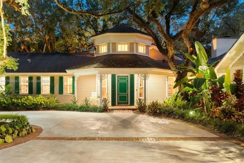 a view of a back yard