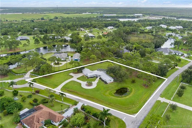 a view of a tennis court