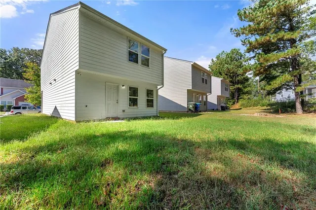 a view of a house with backyard