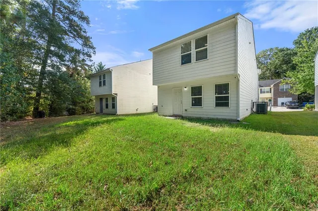 a front view of house with yard