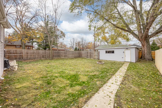 $279,900 | 9201 South 52nd Avenue, Oak Lawn, IL 60453