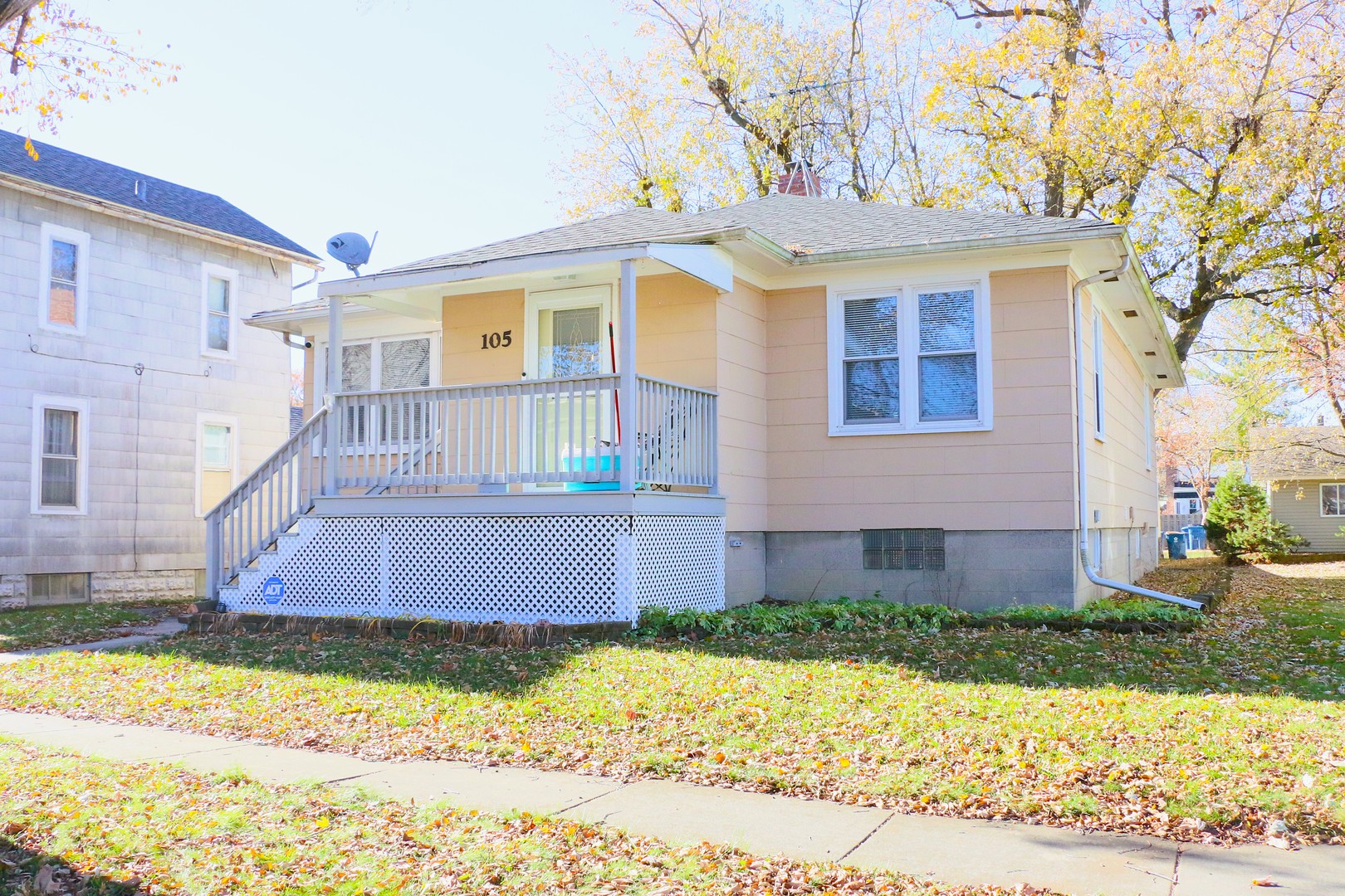 105 North Maple Street Grant Park, IL 60940 - Photo 1 of 14 a front view of a house with a yard