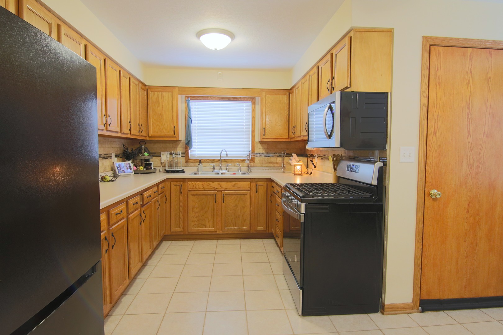 105 North Maple Street Grant Park, IL 60940 - Photo 4 of 14 a kitchen with stainless steel appliances granite countertop a sink stove and refrigerator