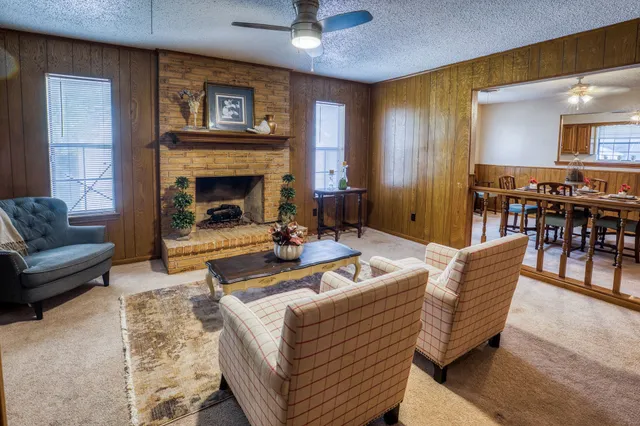 $1,895 | 402 Cottonwood Street, Brenham, TX 77833