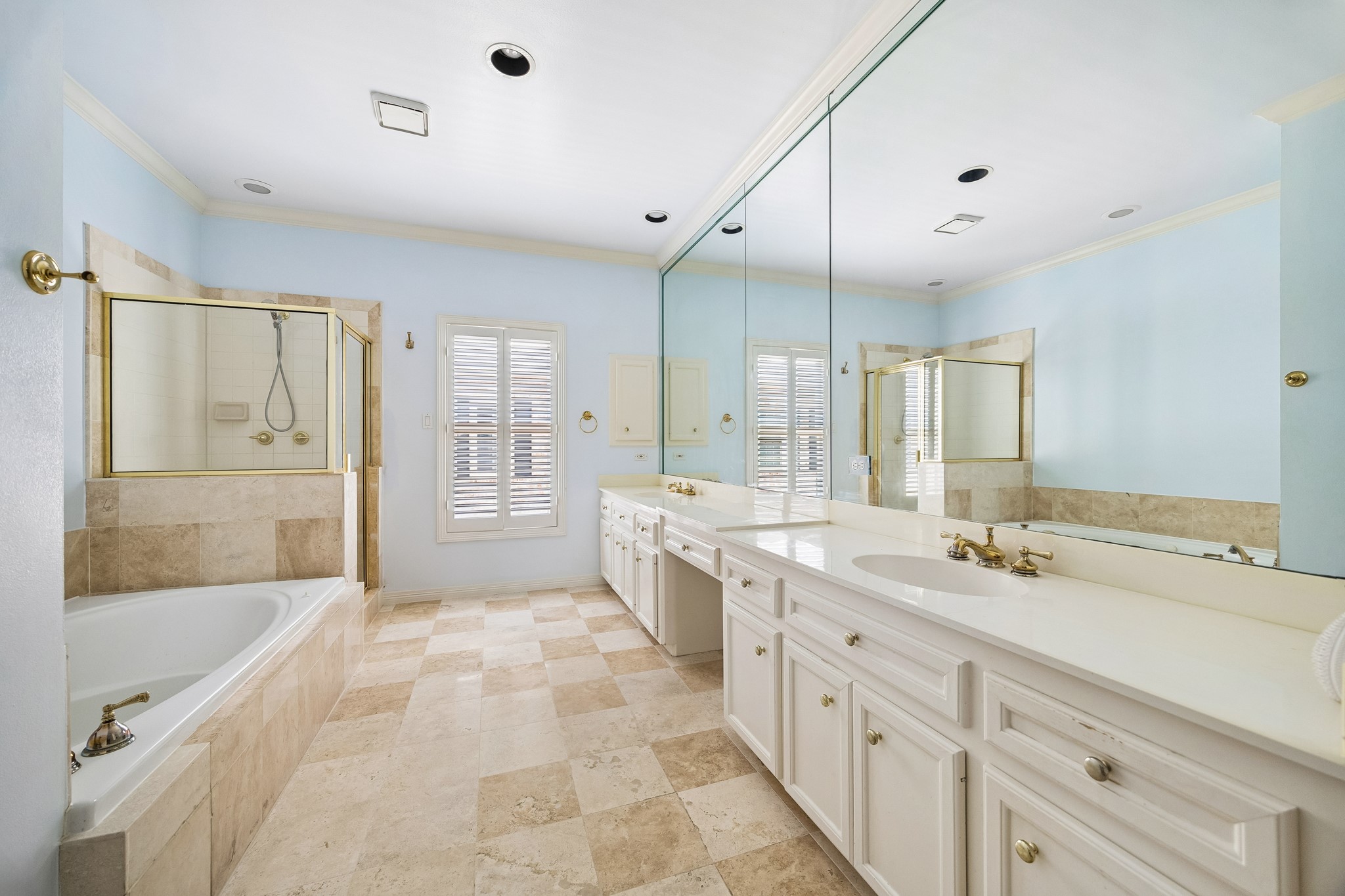 6022 Burgoyne Road Houston, TX 77057 - Photo 8 of 30 Spacious primary bath with dual vanities, soaking tub, separate shower, and abundant natural light.