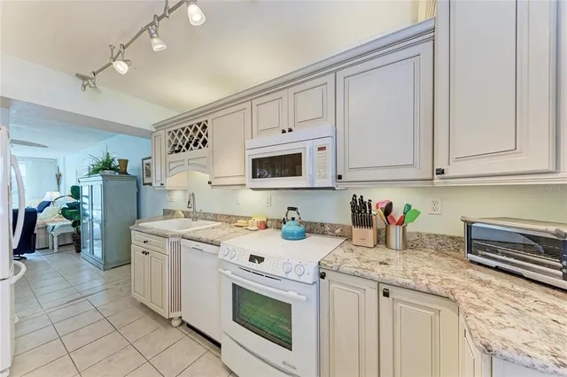 $799,999 | 5200 Gulf Drive, Unit 107, Holmes Beach, FL 34217