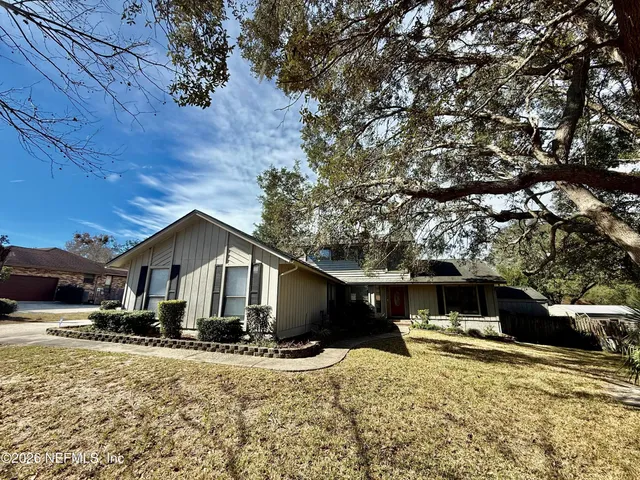a view of a house with a yard
