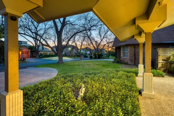 $499,000 | 402 Meadowlakes Drive, Meadowlakes, TX 78654