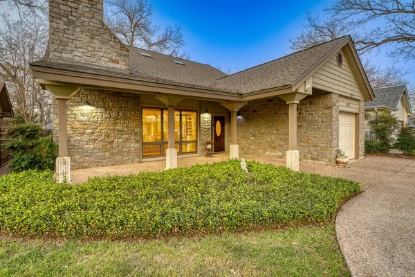 $499,000 | 402 Meadowlakes Drive, Meadowlakes, TX 78654