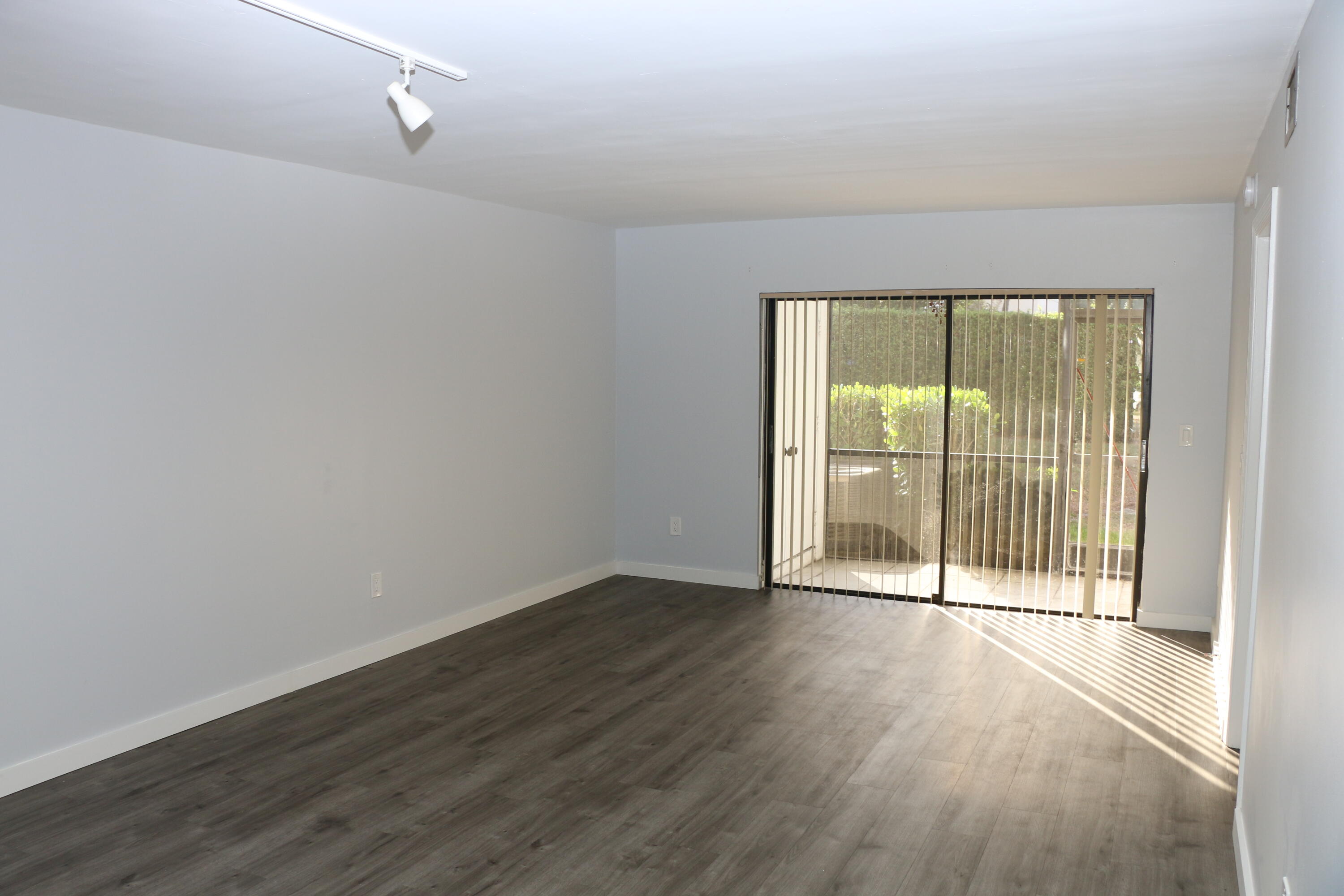400 Club Circle, Unit 102 Boca Raton, FL 33487 - Photo 5 of 15 Living Room