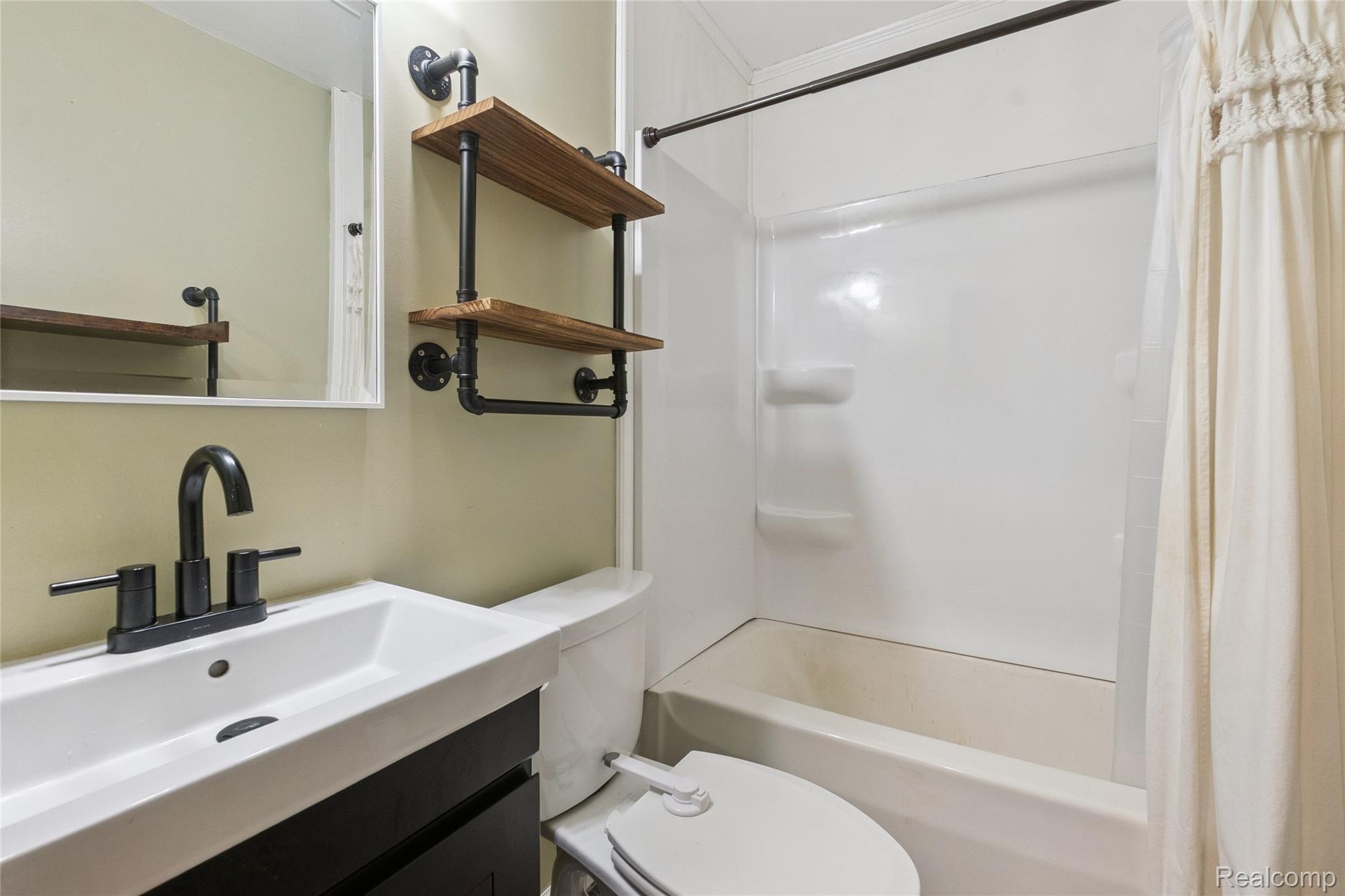 338 North Green Street Perry, MI 48872 - Photo 13 of 26 2nd Floor