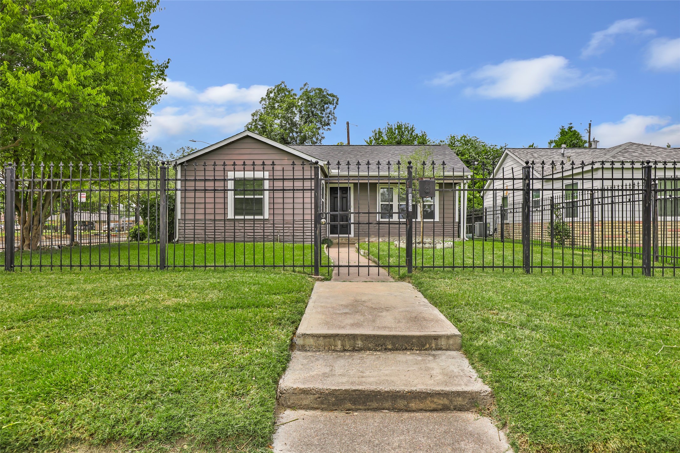 4803 Elser Street Houston, TX 77009 - Photo 2 of 16