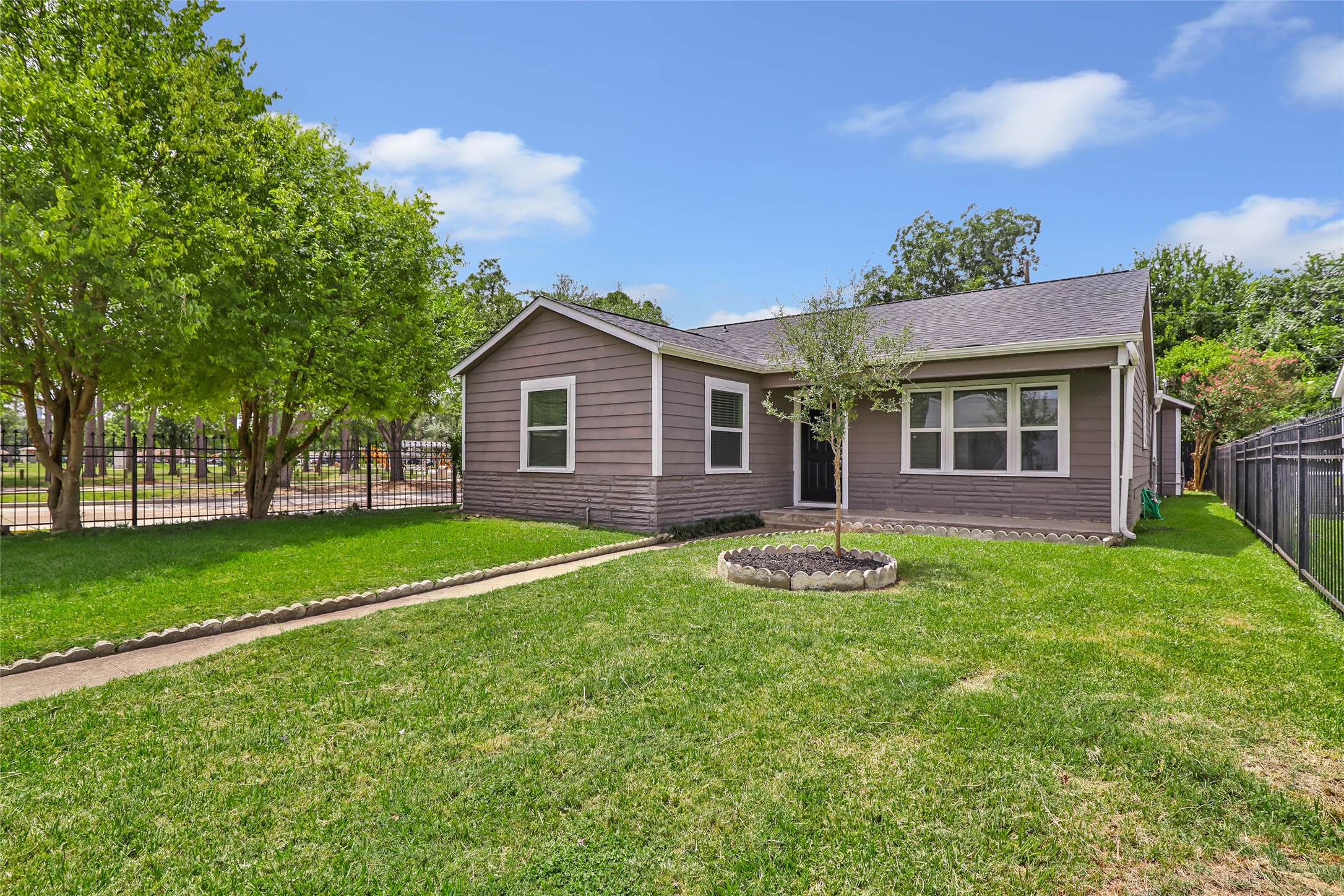 4803 Elser Street Houston, TX 77009 - Photo 3 of 16