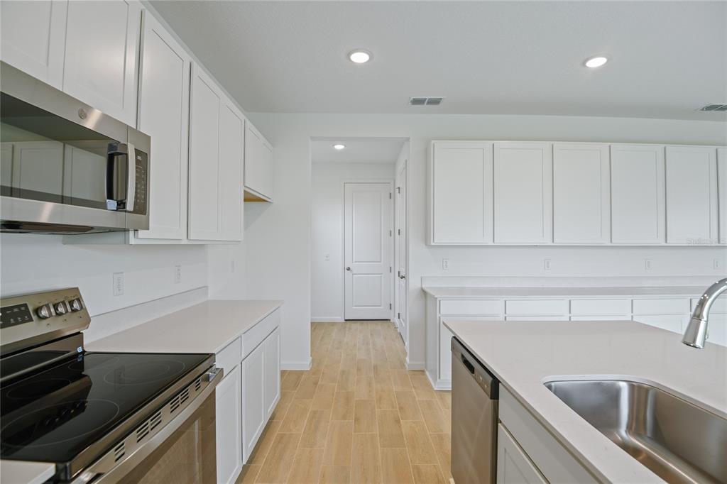 1035 Wisteria Way Dundee, FL 33838 - Photo 6 of 24