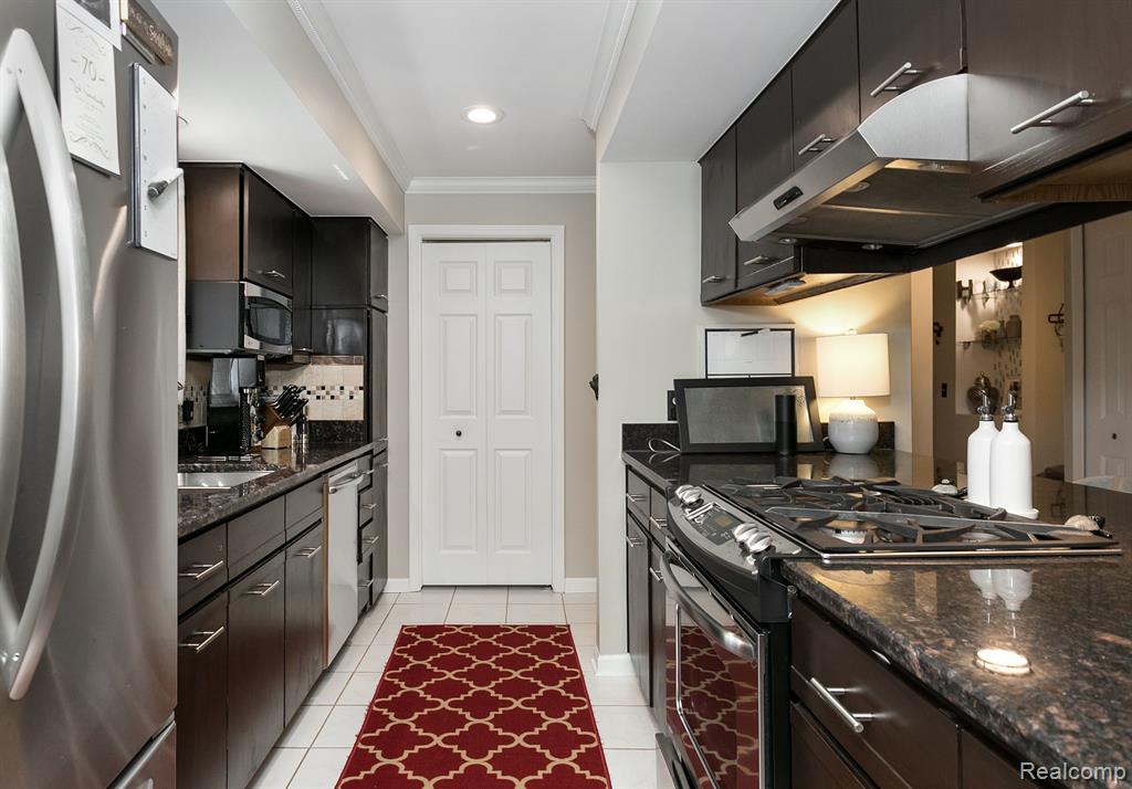 1665 Huntington Park, Unit F Rochester Hills, MI 48309 - Photo 8 of 34