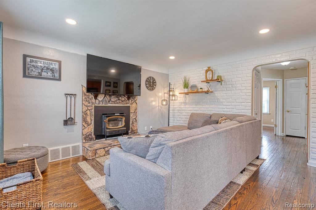 1384 Cambridge Road Berkley, MI 48072 - Photo 8 of 48