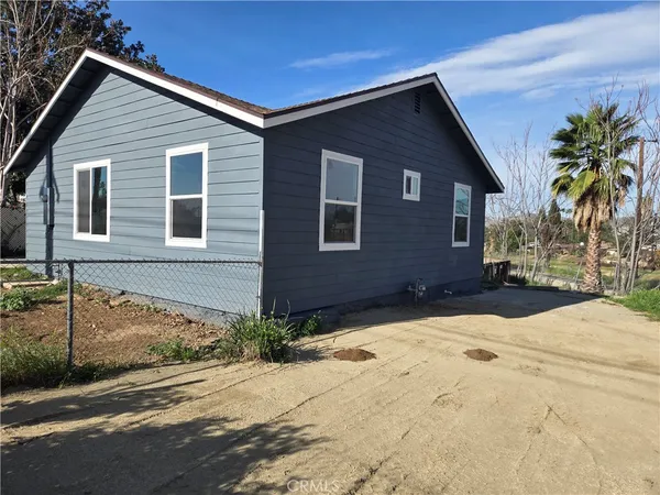 $3,000 | 577 West La Cadena Drive, Riverside, CA 92501