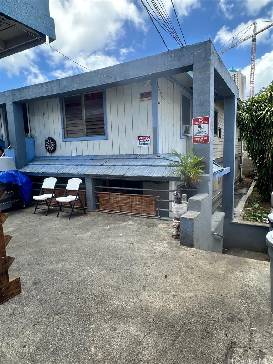729 Kinau Street Honolulu, HI 96813 - Photo 4 of 6 a view of a house with a tub and potted plants