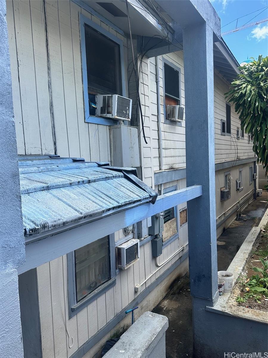 729 Kinau Street Honolulu, HI 96813 - Photo 5 of 6 a view of a house with a wooden floor