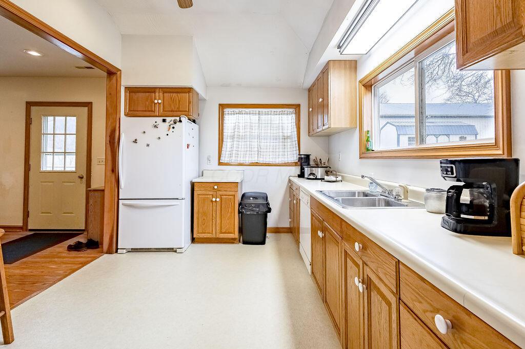 14293 Gilchrist Road Mount Vernon, OH 43050 - Photo 6 of 70 1-6