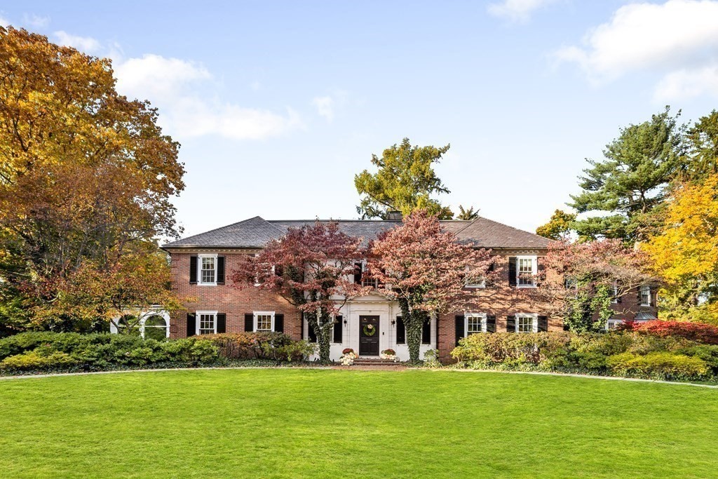 35 Wykeham Road Newton, MA 02465 - Photo 2 of 40 a front view of a house with a garden