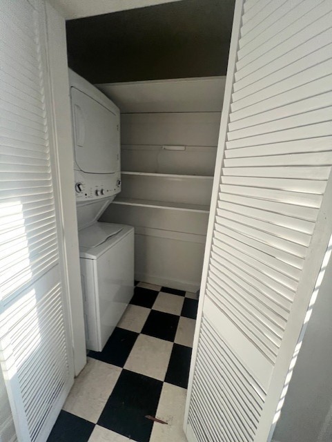 1817 Colquitt Street, Unit GARAGE Houston, TX 77098 - Photo 6 of 6 a bathroom with a sink a toilet and a window