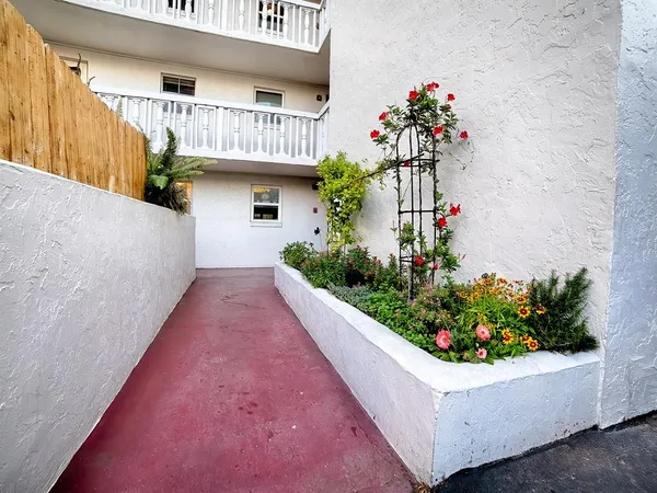 $295,000 | 601 North Mc Donald Street, Unit 109, Mount Dora, FL 32757