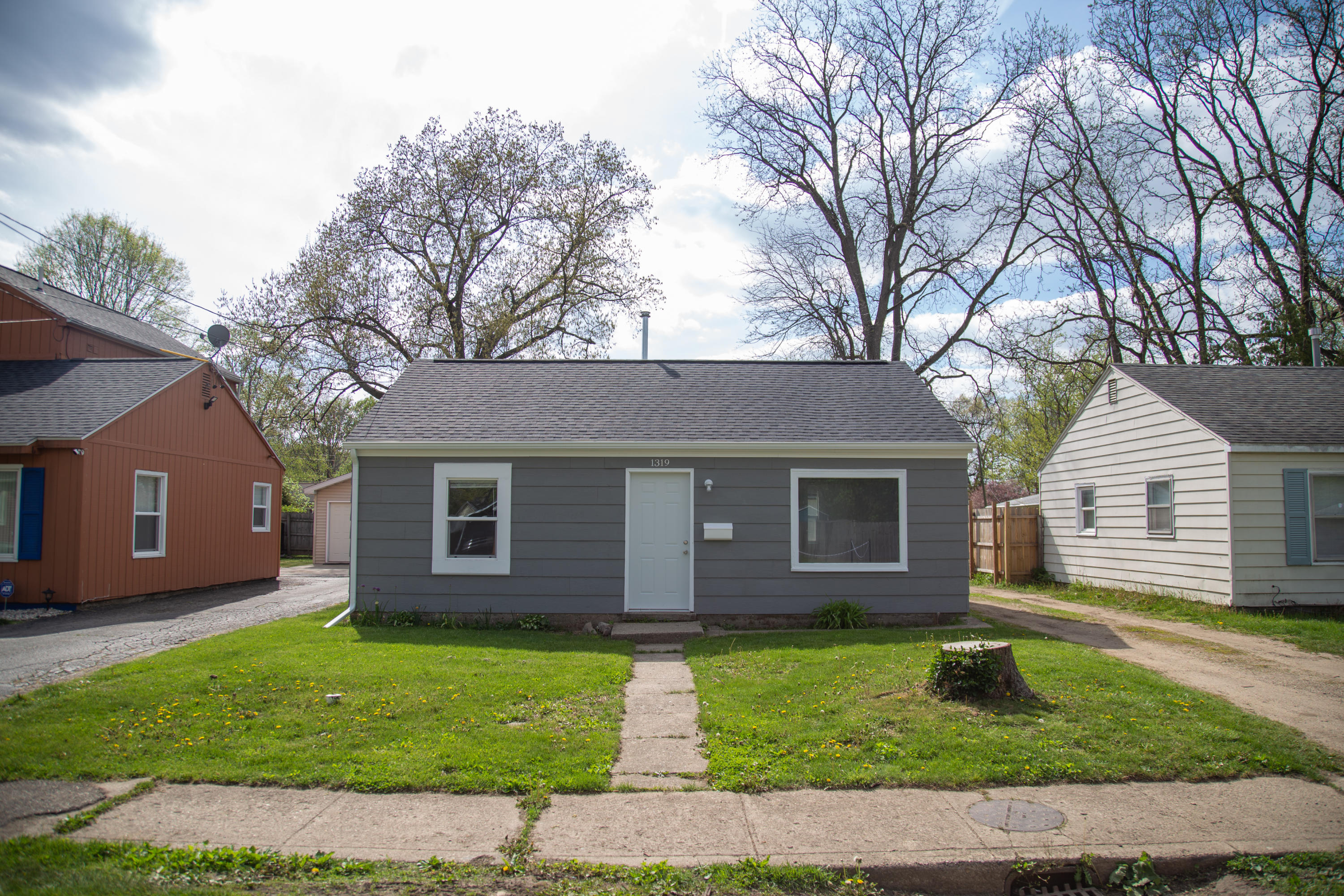 1319 Wayside Road Kalamazoo, MI 49048 - Photo 1 of 16 IMG_0608-1