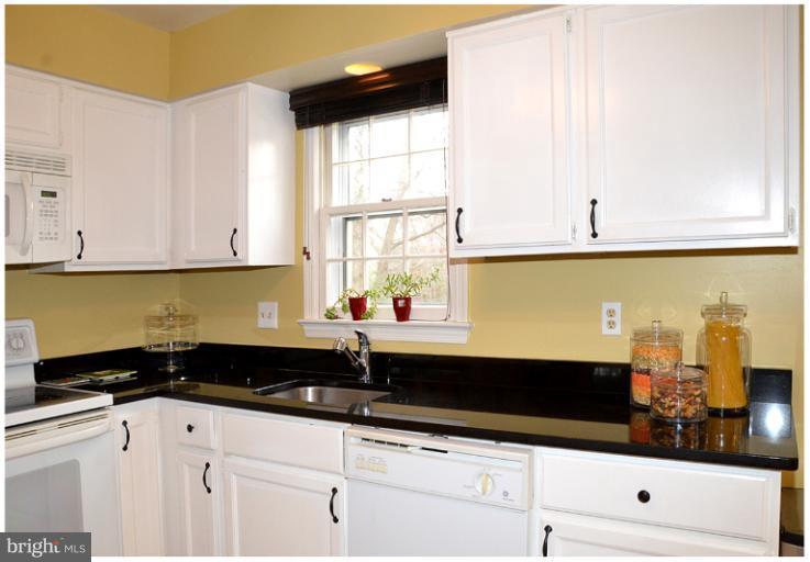 2070 Cobblestone Lane Reston, VA 20191 - Photo 1 of 25 Kitchen