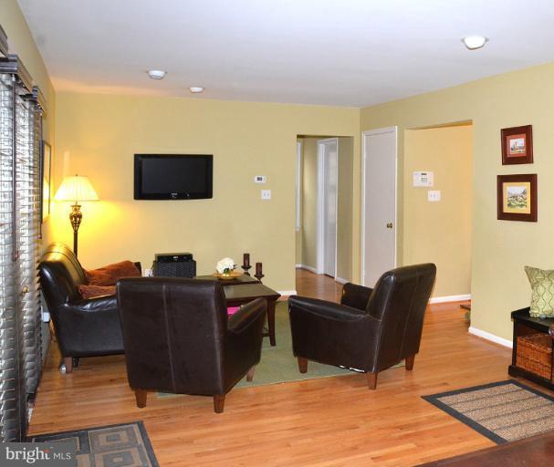 2070 Cobblestone Lane Reston, VA 20191 - Photo 14 of 25 Living Room