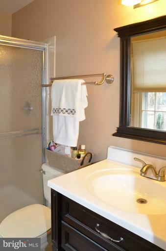 2070 Cobblestone Lane Reston, VA 20191 - Photo 15 of 25 Bath (Master)