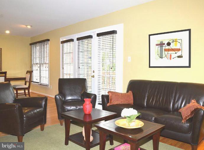 2070 Cobblestone Lane Reston, VA 20191 - Photo 4 of 25 Living Room