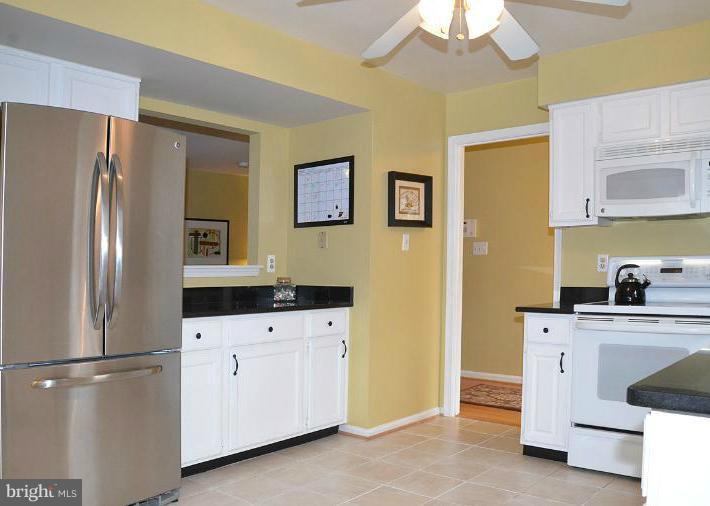 2070 Cobblestone Lane Reston, VA 20191 - Photo 5 of 25 Kitchen