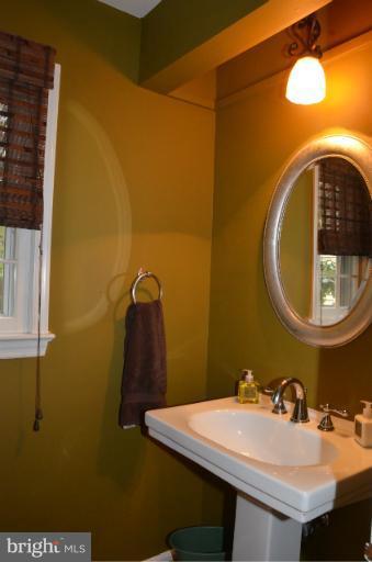2070 Cobblestone Lane Reston, VA 20191 - Photo 9 of 25 Bath - Main Level