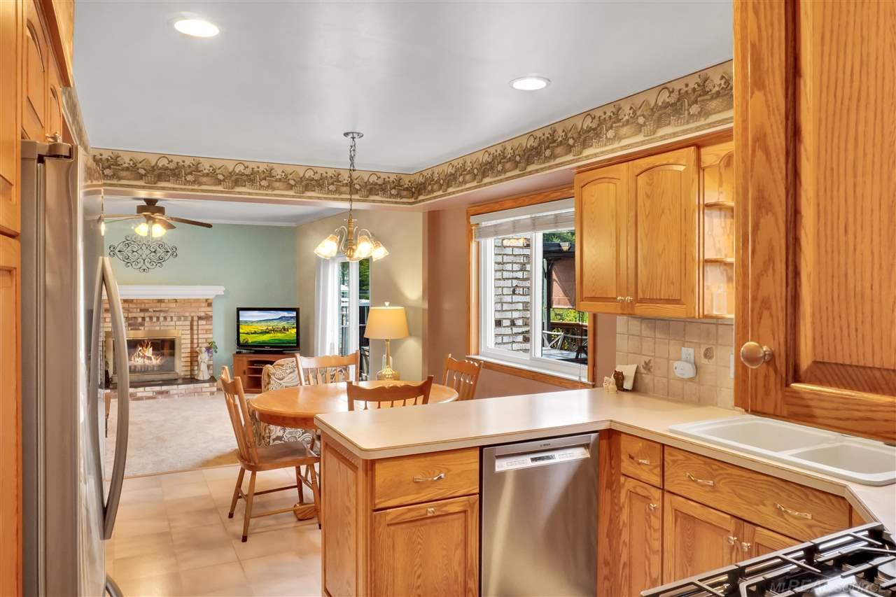 47371 Kathleen Road Macomb, MI 48044 - Photo 5 of 42 50055191-4.JPG